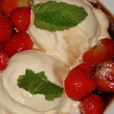 Recept: Aardbeien met een saus van balsamicoazijn en groen
