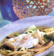 Recept: Heldere kippensoep met ei Recept: Heldere kippensoep met ei
