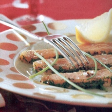 Recept: Op het bord gegaarde zalm met dille-bieslookmarinade