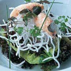 Recept: Paassalade met een nestje van gefrituurde mihoen en zalmmousse