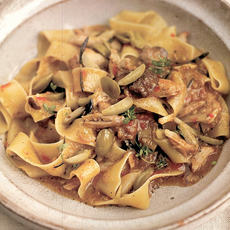 Recept: Pappardelle met wild konijn, olijven en marjolein Recept: Pappardelle met wild konijn, olijven en marjolein