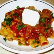 Recept: Rigatoni met Pittige tomatensaus en Geitenkaas Recept: Rigatoni met Pittige tomatensaus en Geitenkaas