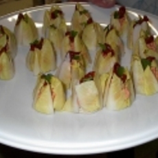 Recept: Rondje witlof met geitenkaas en gedroogde tomaat Recept: Rondje witlof met geitenkaas en gedroogde tomaat