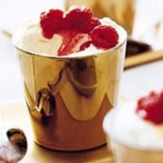 Recept: Witte-chocolademousse met frambozen Recept: Witte-chocolademousse met frambozen