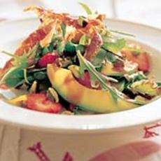 Recept: Rocketsalade met Parmaham en aardbeiendressing