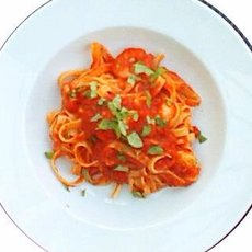 Recept: Fettu'celle met chiligarnalen en een pikant ...tom
