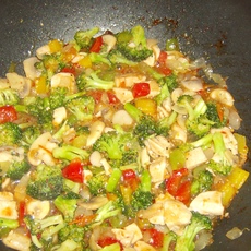 Recept: Rijst met kip, brocolie en chilisaus