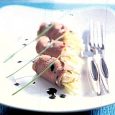 Recept: Met komkommer en taug� gevulde rundvleesrolletjes