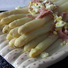 Recept: Asperges met gefrituurde krieltjes.