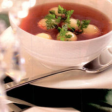 Recept: Consommè met meloenbolletjes en port Recept: Consommè met meloenbolletjes en port