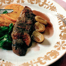 Recept: Hertebiefstuk in rodeportsaus