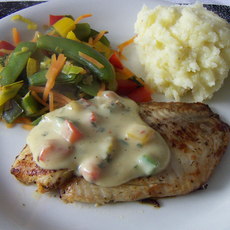 Recept: Tilapiafilet met paprika-kaassaus.