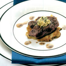 Recept: Biefstuk met aardappelkoekjes en kruidenboter Recept: Biefstuk met aardappelkoekjes en kruidenboter