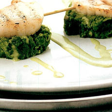 Recept: Erwtenpuree met gegrilde jacobsschelpen en spinazi