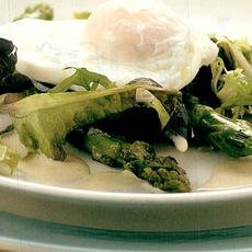 Recept: Kruidensalade met gegrilde groene asperges en gepo Recept: Kruidensalade met gegrilde groene asperges en gepo