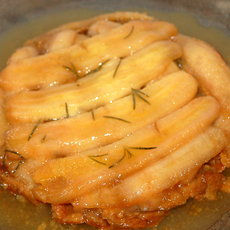 Recept: Bananentaart met caramel en rozemarijn Recept: Bananentaart met caramel en rozemarijn