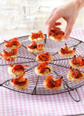 Recept: Borrelpizza's met gekonfijte tomaat en kaas Recept: Borrelpizza's met gekonfijte tomaat en kaas