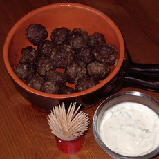 Recept: Borrelballetjes uit de oven met knoflooksaus Recept: Borrelballetjes uit de oven met knoflooksaus