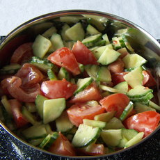 Recept: Tomaat-komkommersalade.