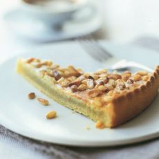 Recept: Amandelspijstaart met pijnboompitten