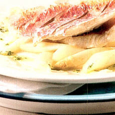 Recept: Asperges met rode mul,wittewijnsaus en peterselie Recept: Asperges met rode mul,wittewijnsaus en peterselie