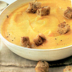 Recept: Stevige pompoensoep met gebakken croutons