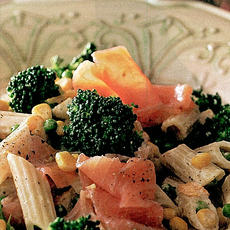 Recept: Pastasalade met zalm en sinaasappeldressing Recept: Pastasalade met zalm en sinaasappeldressing