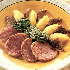 Recept: Gekruide varkensworst met aardappelquenelles en ro