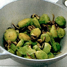 Recept: Roergebakken spruiten met walnoten Recept: Roergebakken spruiten met walnoten
