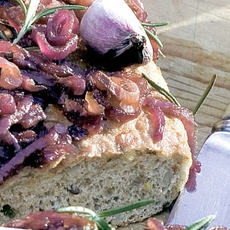 Recept: Rozemarijnbrood met uien-confit en knoflook