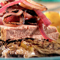 Recept: Gegrilde ribeye met rode uien