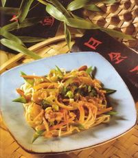 Recept: Spaghetti met groente en pindasaus Recept: Spaghetti met groente en pindasaus