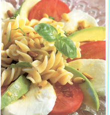 Recept: Fusillisalade met avocado en mozzarella