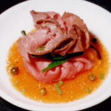 Recept: Amuse van gebraden rosbief op kreeftengelei Recept: Amuse van gebraden rosbief op kreeftengelei