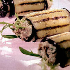 Recept: Gegrilde auberginerolletjes met tonijnsalade