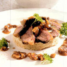 Recept: Eendenborst met walnoten-gemberjus en bloemkoolcr�