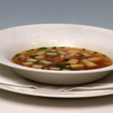 Recept: Heldere aspergesoep met gerookte zalmsnippers