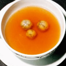 Recept: Heldere runderbouillon met madeira en truffelquene Recept: Heldere runderbouillon met madeira en truffelquene