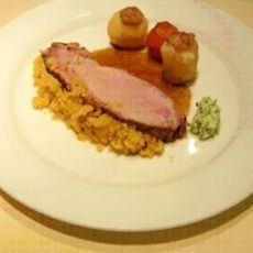 Recept: Kalfsribstuk met mosterdkruim, gekonfijte knoflook
