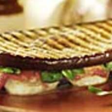 Recept: Auberginesandwich gevuld met mozzarella en basilic