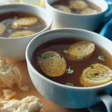 Recept: Eierflensjes met tapenade in bouillon