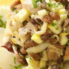 Recept: Witlofsalade met appel, gerookte kip en rozijnen