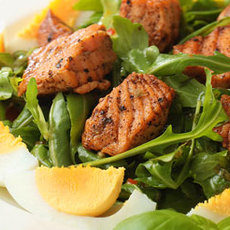 Recept: Salade met roergebakken blokjes zalm en basilicumd Recept: Salade met roergebakken blokjes zalm en basilicumd