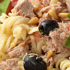 Recept: Pastasalade met tonijn, tomaat en pesto