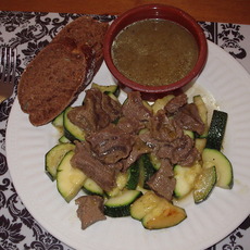 Recept: rundvlees met pestosaus en courgette Recept: rundvlees met pestosaus en courgette
