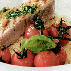 Recept: Gegrilde tonijnsteak met basilicumsaus