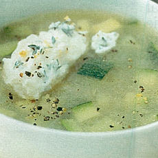 Recept: Courgettesoep met ricotta en aardappelen Recept: Courgettesoep met ricotta en aardappelen