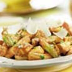 Recept: Rigatoni met pikante tomatensalsa, kip en limoen