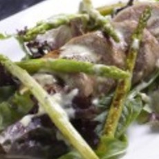 Recept: Salade met plakjes slavink, gegrilde asperges en m
