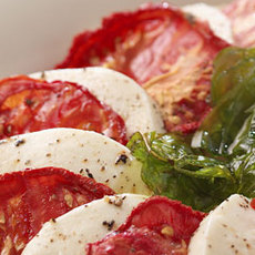 Recept: Gedroogde tomatenchips met mozzarella en basilicum